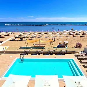 3* Hotel & Me